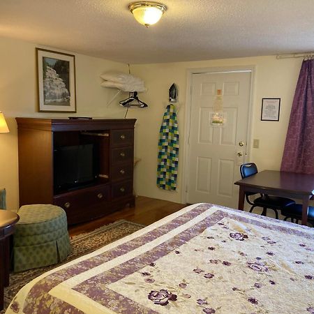 Golden Knight Inn And Suites Rock Stream Extérieur photo