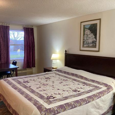 Golden Knight Inn And Suites Rock Stream Extérieur photo