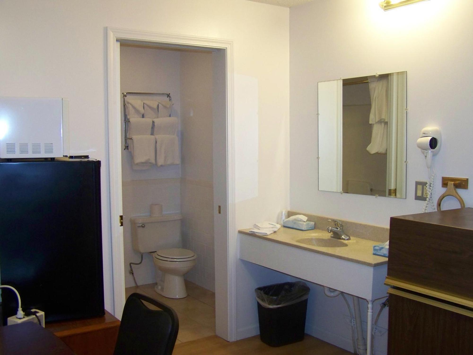 Golden Knight Inn And Suites Rock Stream Extérieur photo