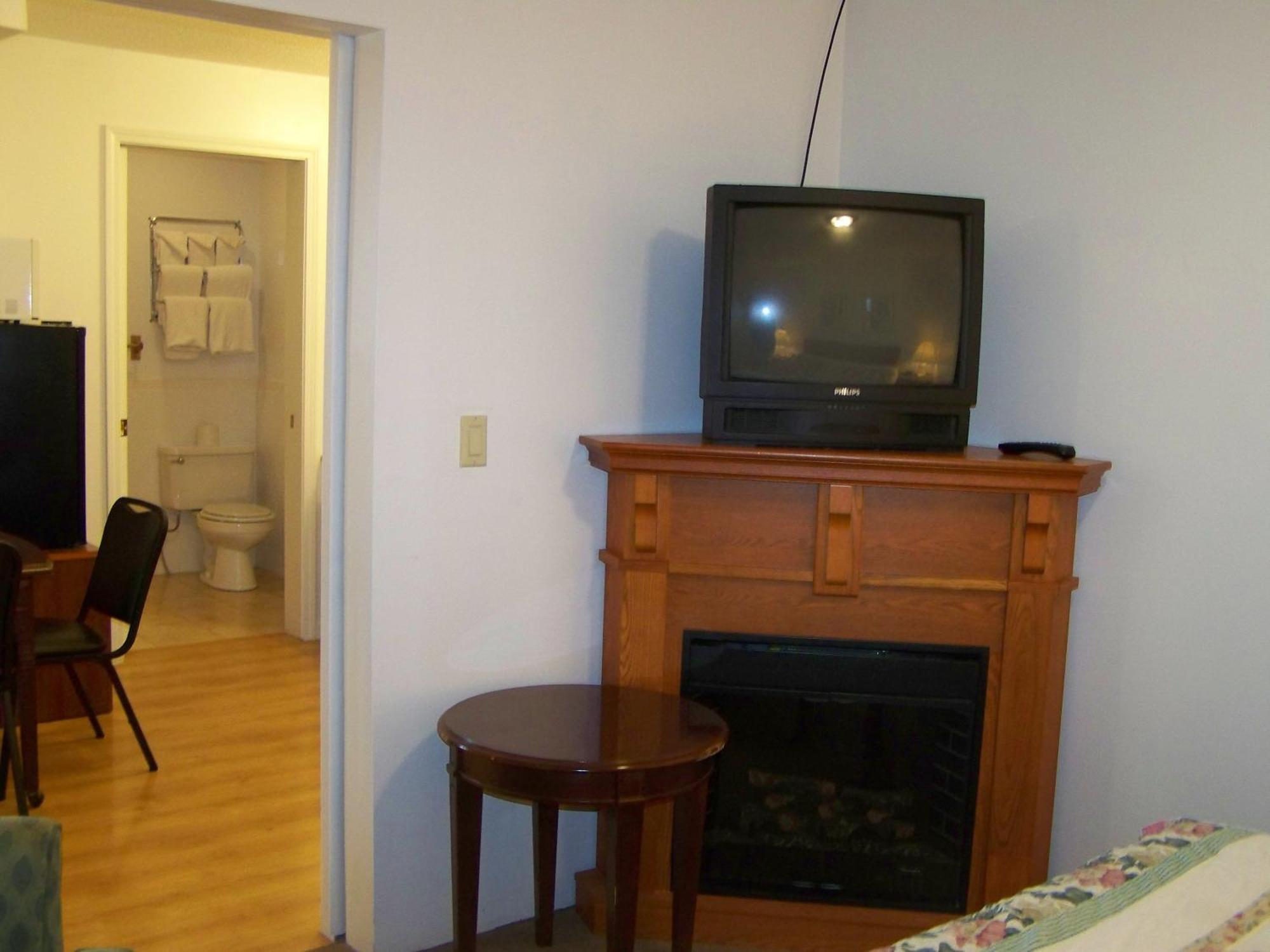 Golden Knight Inn And Suites Rock Stream Chambre photo