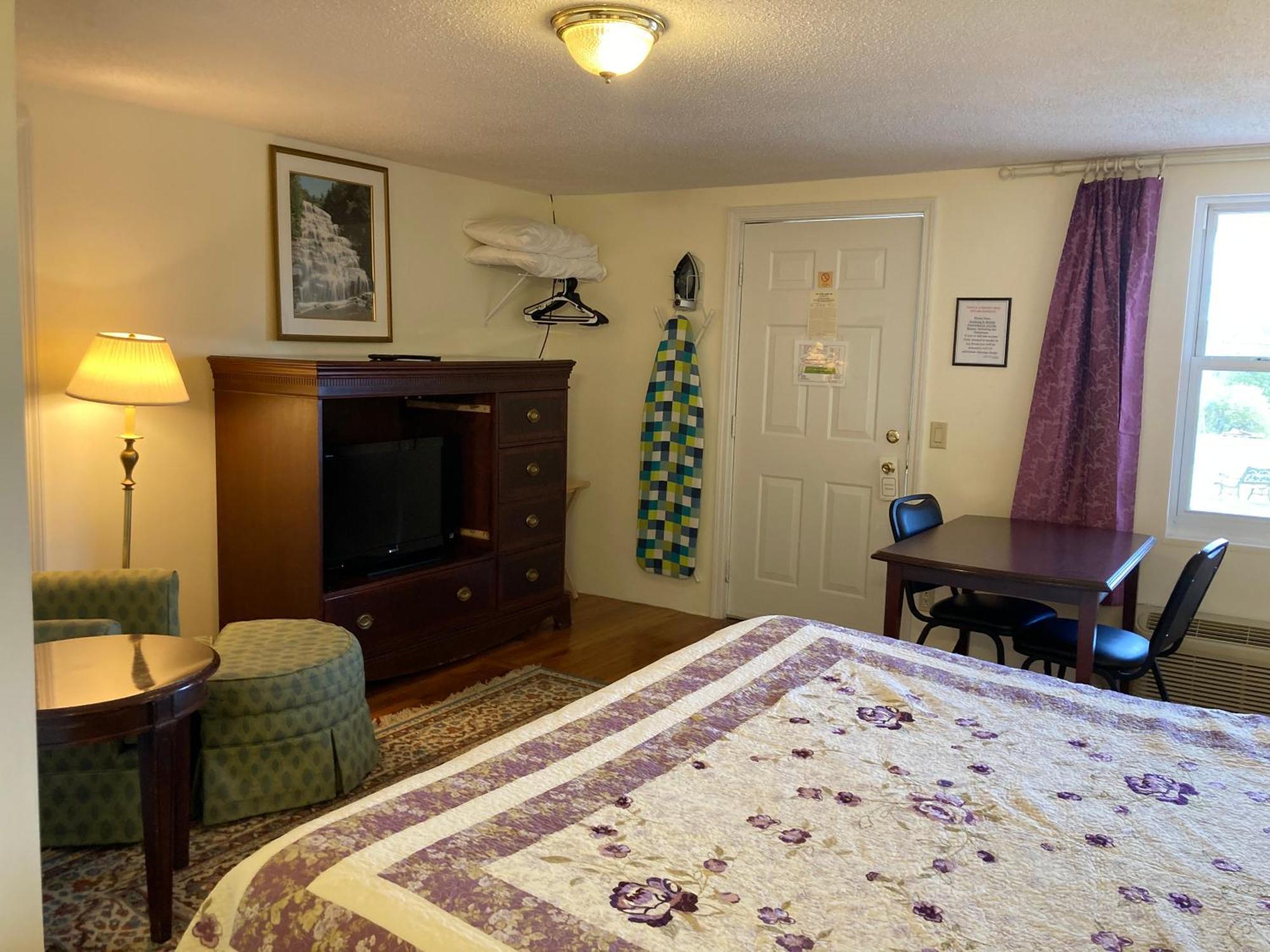 Golden Knight Inn And Suites Rock Stream Extérieur photo