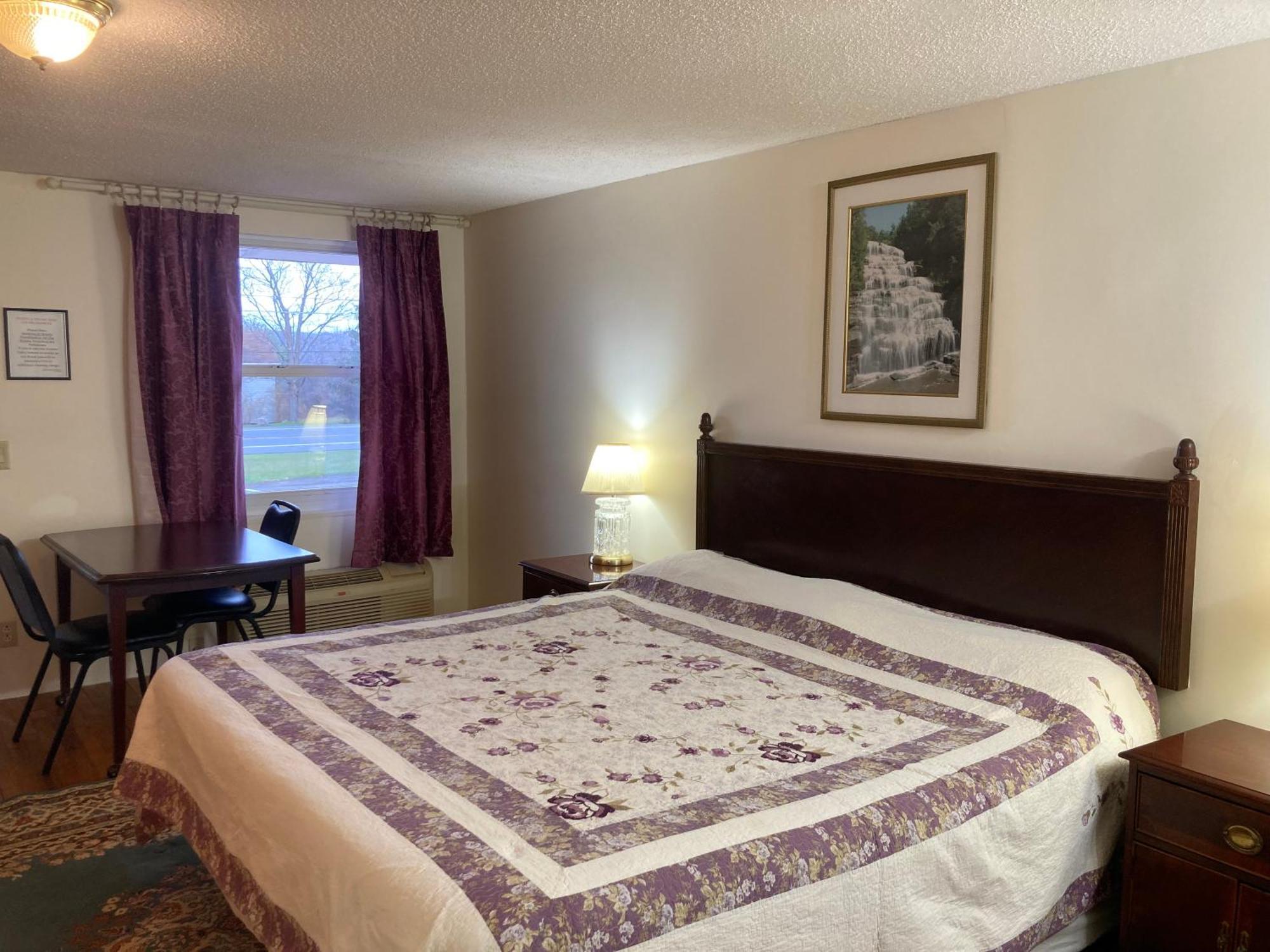 Golden Knight Inn And Suites Rock Stream Extérieur photo