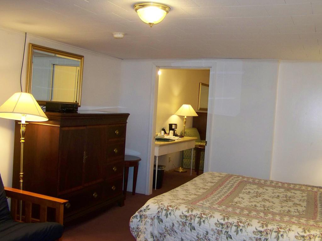 Golden Knight Inn And Suites Rock Stream Extérieur photo