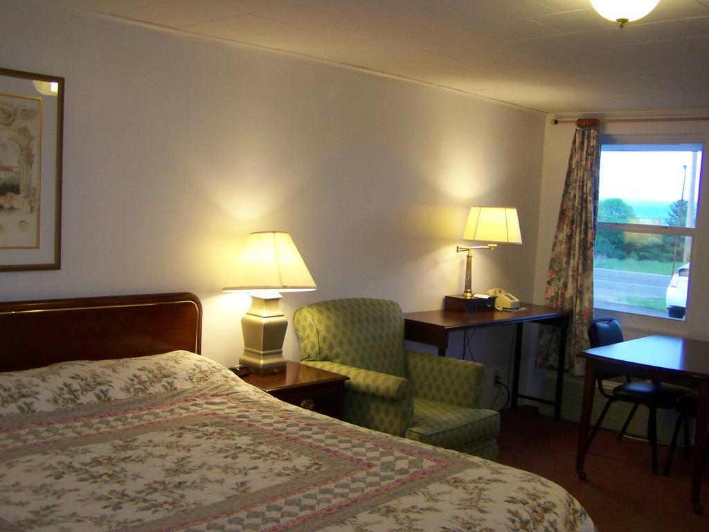 Golden Knight Inn And Suites Rock Stream Extérieur photo
