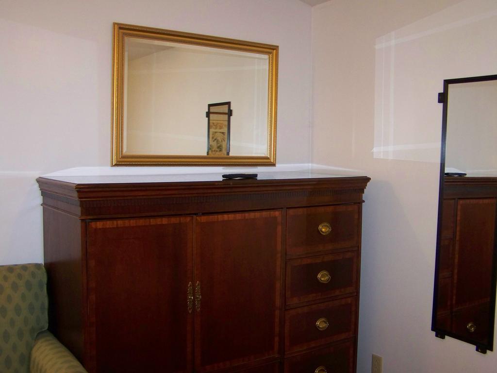 Golden Knight Inn And Suites Rock Stream Extérieur photo