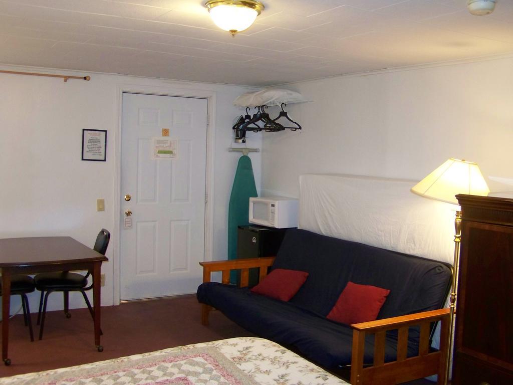Golden Knight Inn And Suites Rock Stream Extérieur photo