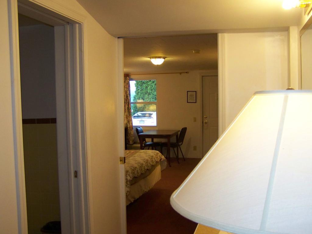 Golden Knight Inn And Suites Rock Stream Extérieur photo