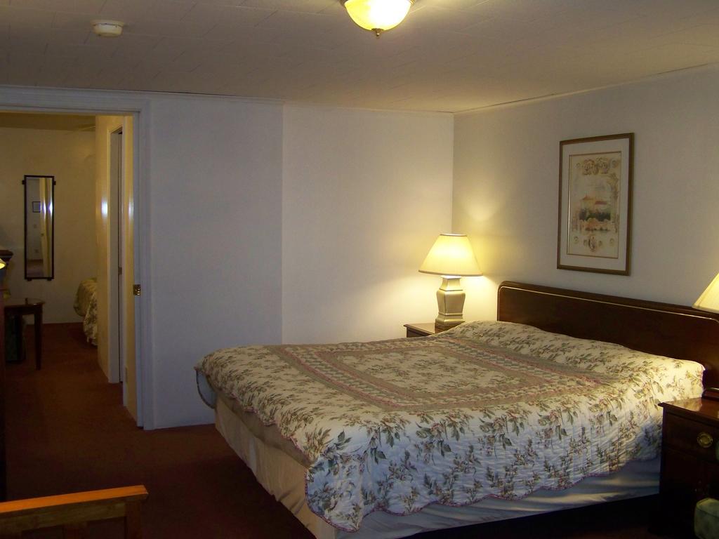 Golden Knight Inn And Suites Rock Stream Extérieur photo