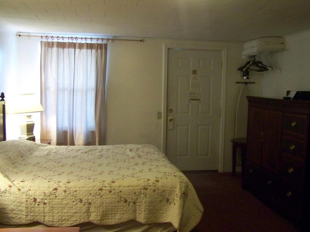 Golden Knight Inn And Suites Rock Stream Extérieur photo