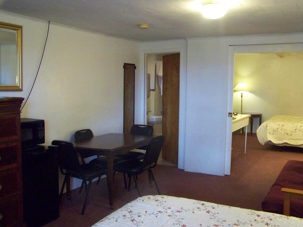 Golden Knight Inn And Suites Rock Stream Extérieur photo