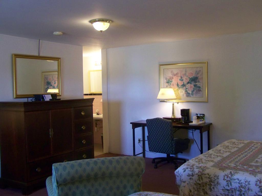 Golden Knight Inn And Suites Rock Stream Extérieur photo