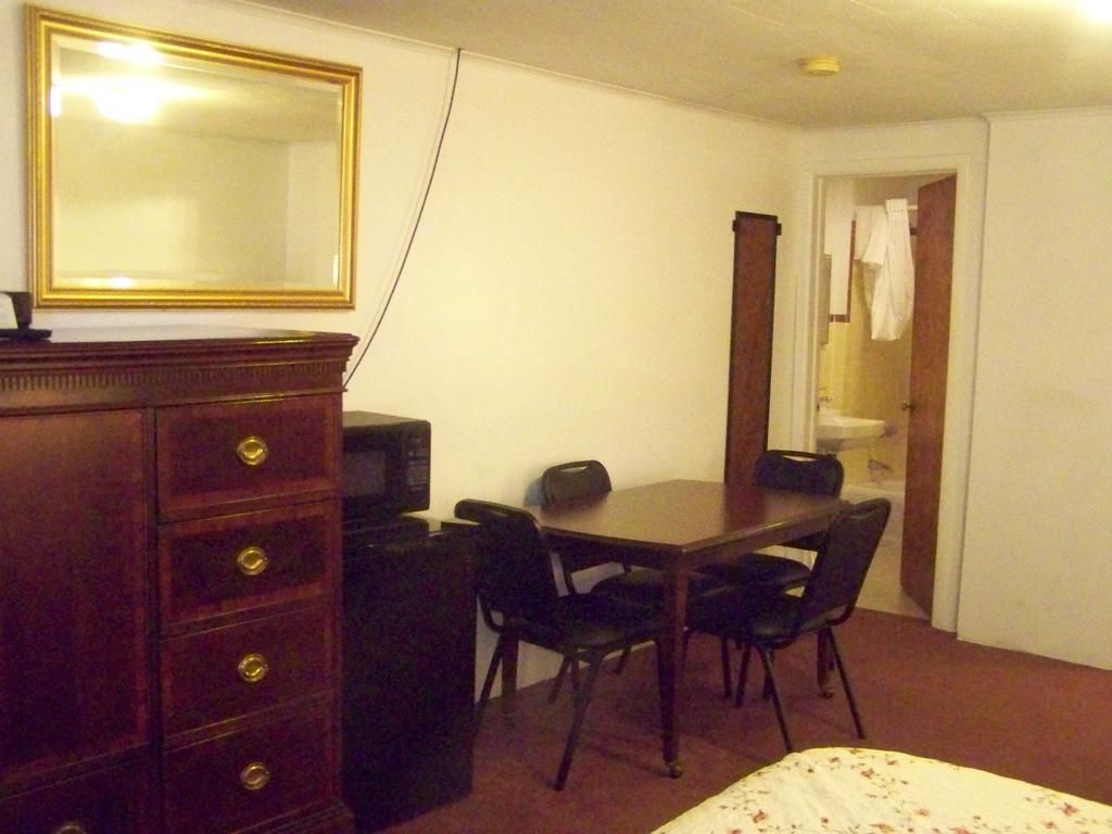 Golden Knight Inn And Suites Rock Stream Extérieur photo