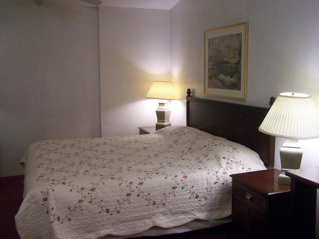 Golden Knight Inn And Suites Rock Stream Extérieur photo