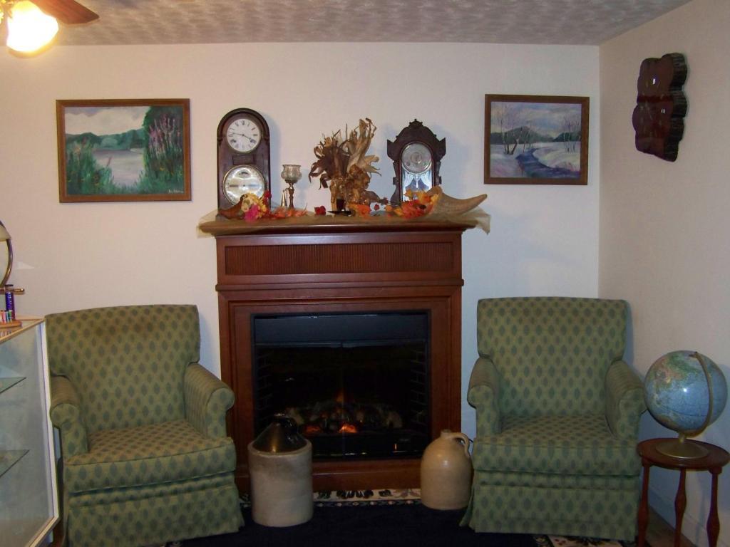 Golden Knight Inn And Suites Rock Stream Extérieur photo