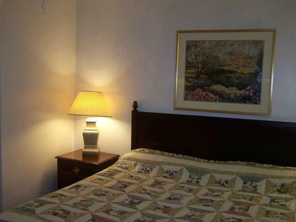 Golden Knight Inn And Suites Rock Stream Extérieur photo