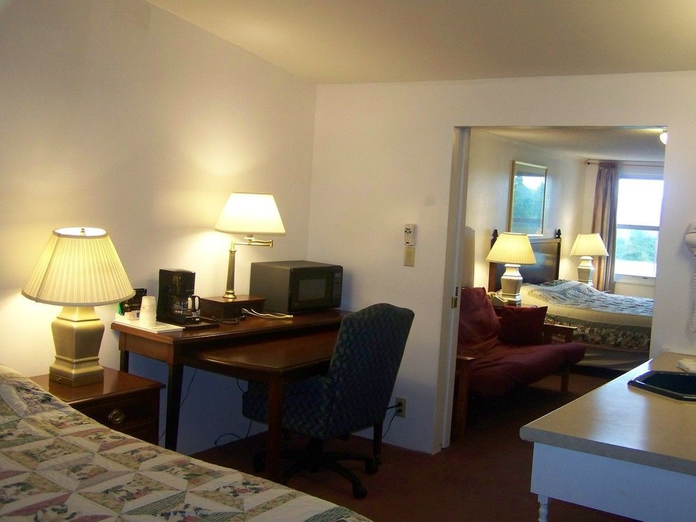Golden Knight Inn And Suites Rock Stream Extérieur photo