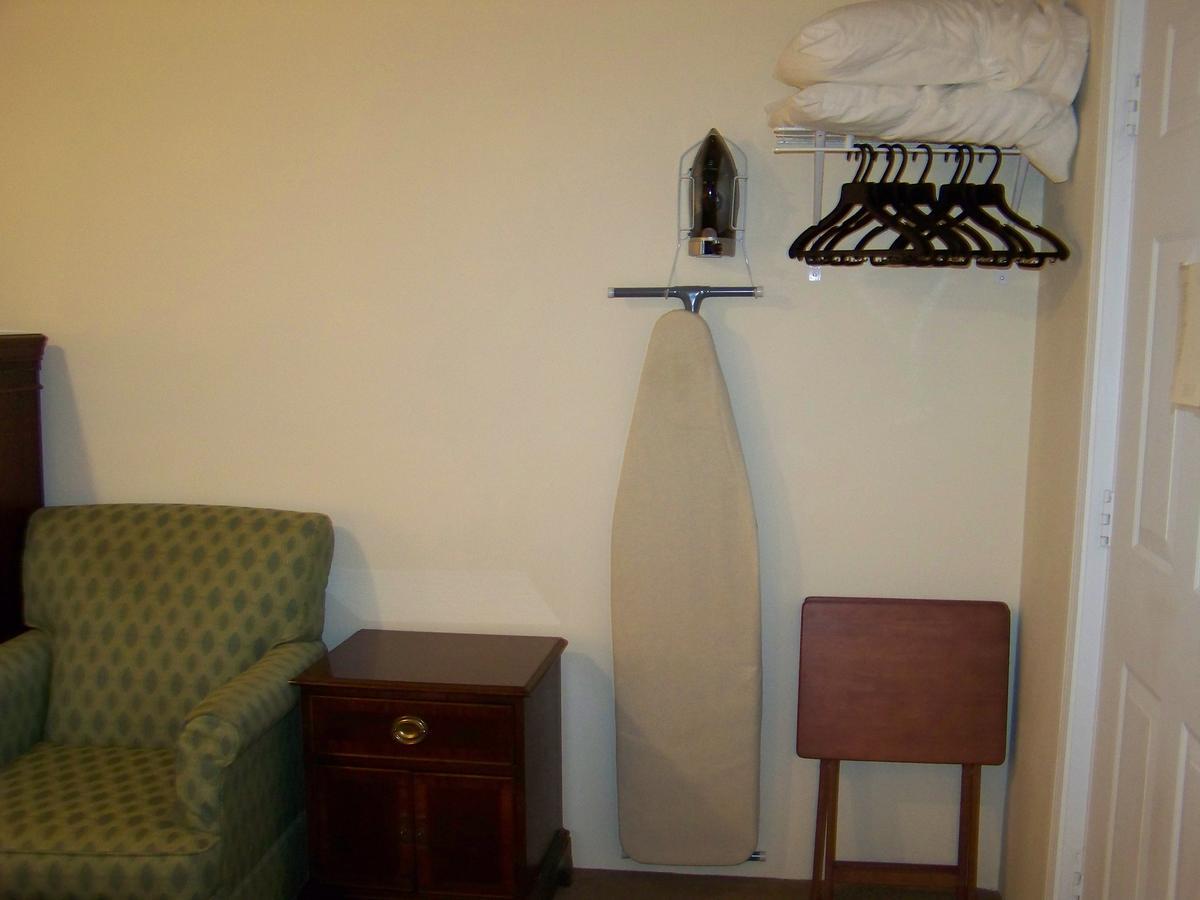Golden Knight Inn And Suites Rock Stream Extérieur photo
