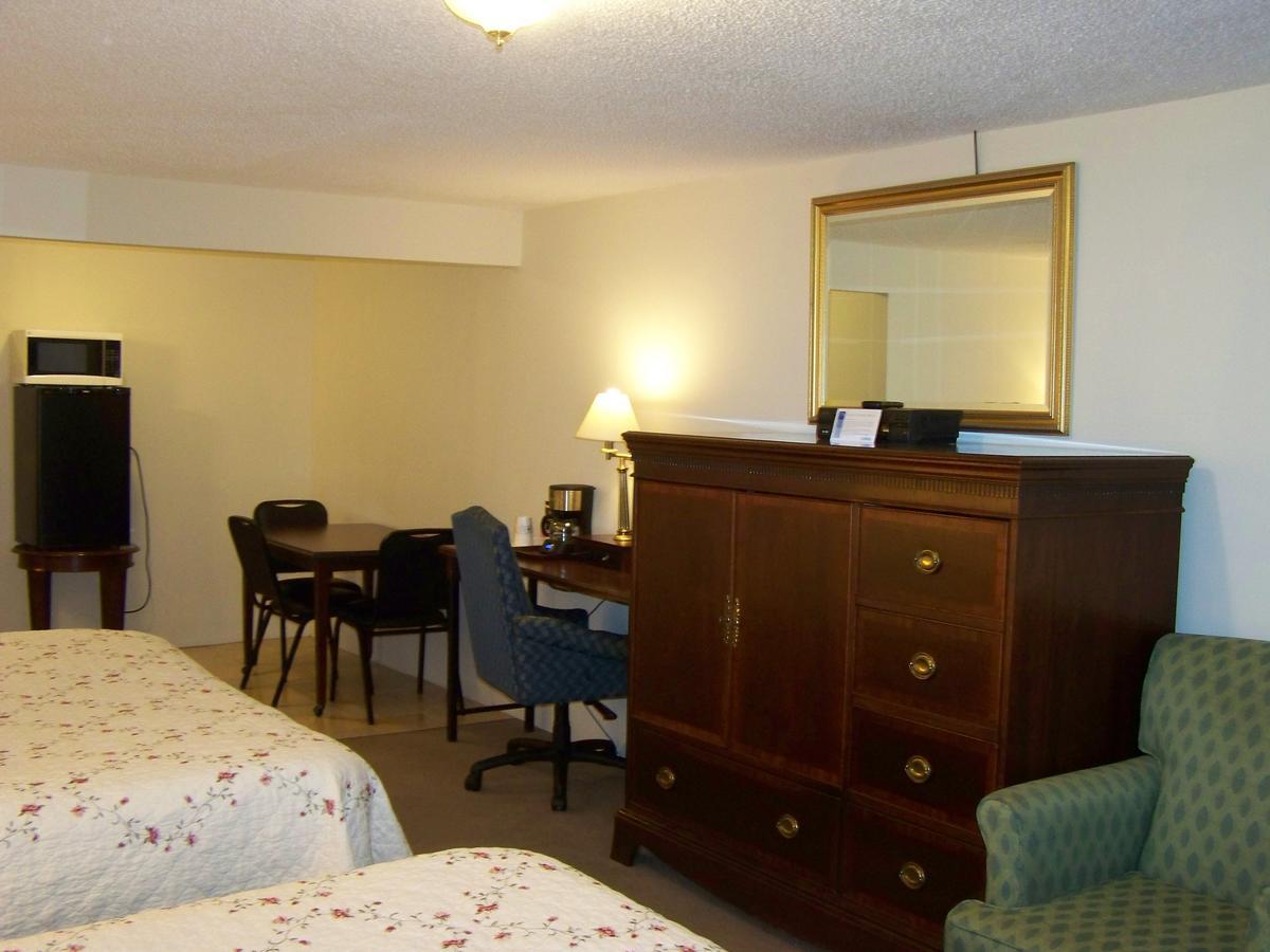 Golden Knight Inn And Suites Rock Stream Extérieur photo