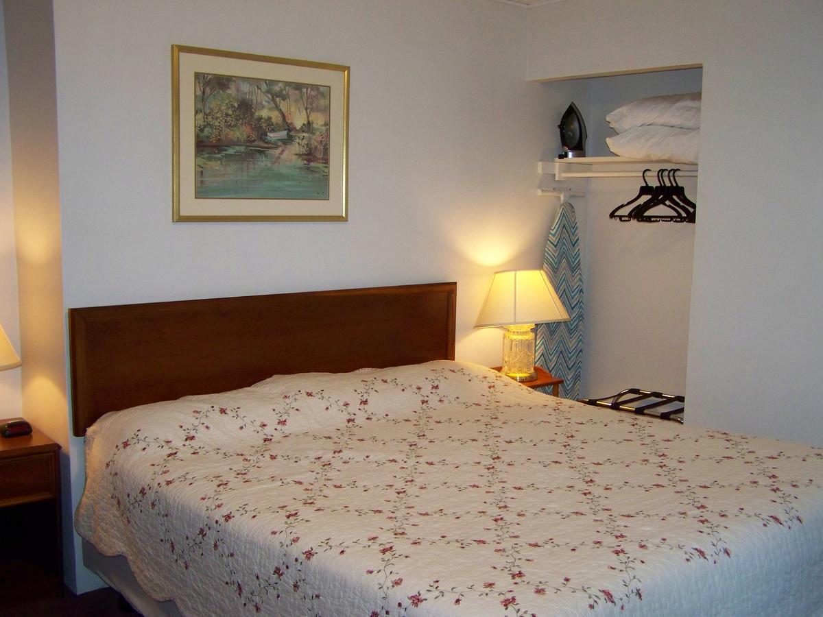 Golden Knight Inn And Suites Rock Stream Extérieur photo