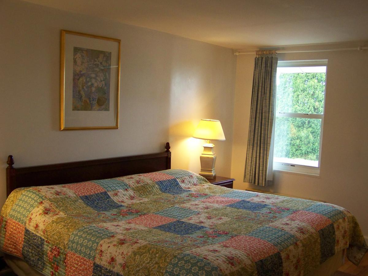 Golden Knight Inn And Suites Rock Stream Extérieur photo