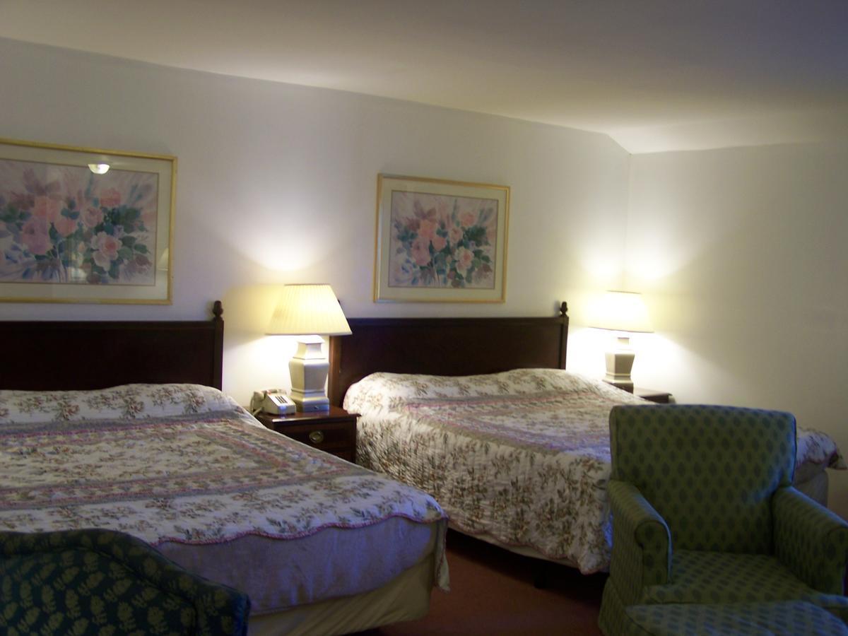 Golden Knight Inn And Suites Rock Stream Extérieur photo