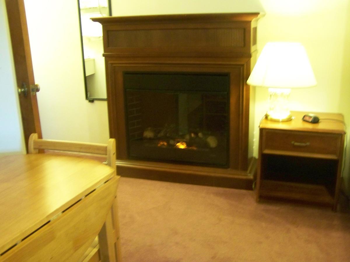 Golden Knight Inn And Suites Rock Stream Extérieur photo