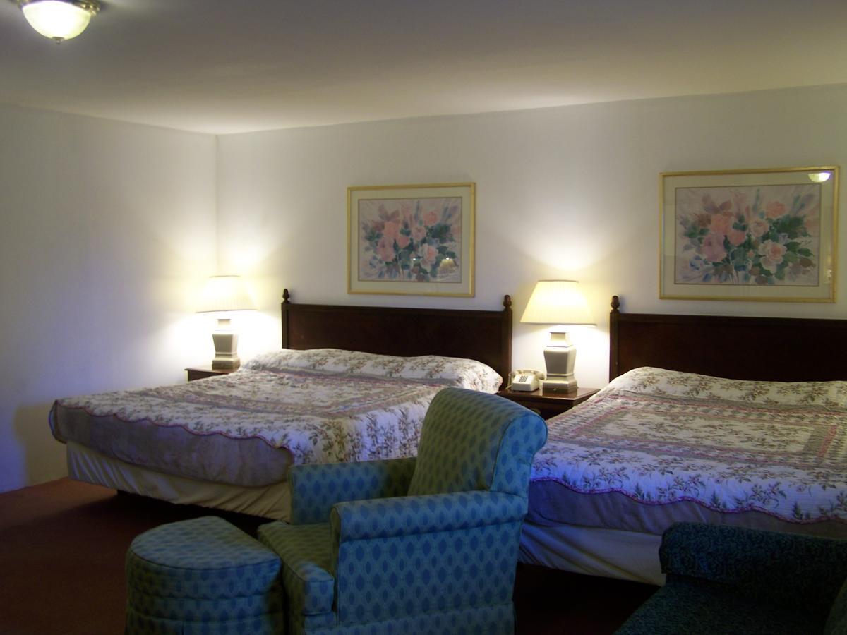 Golden Knight Inn And Suites Rock Stream Extérieur photo