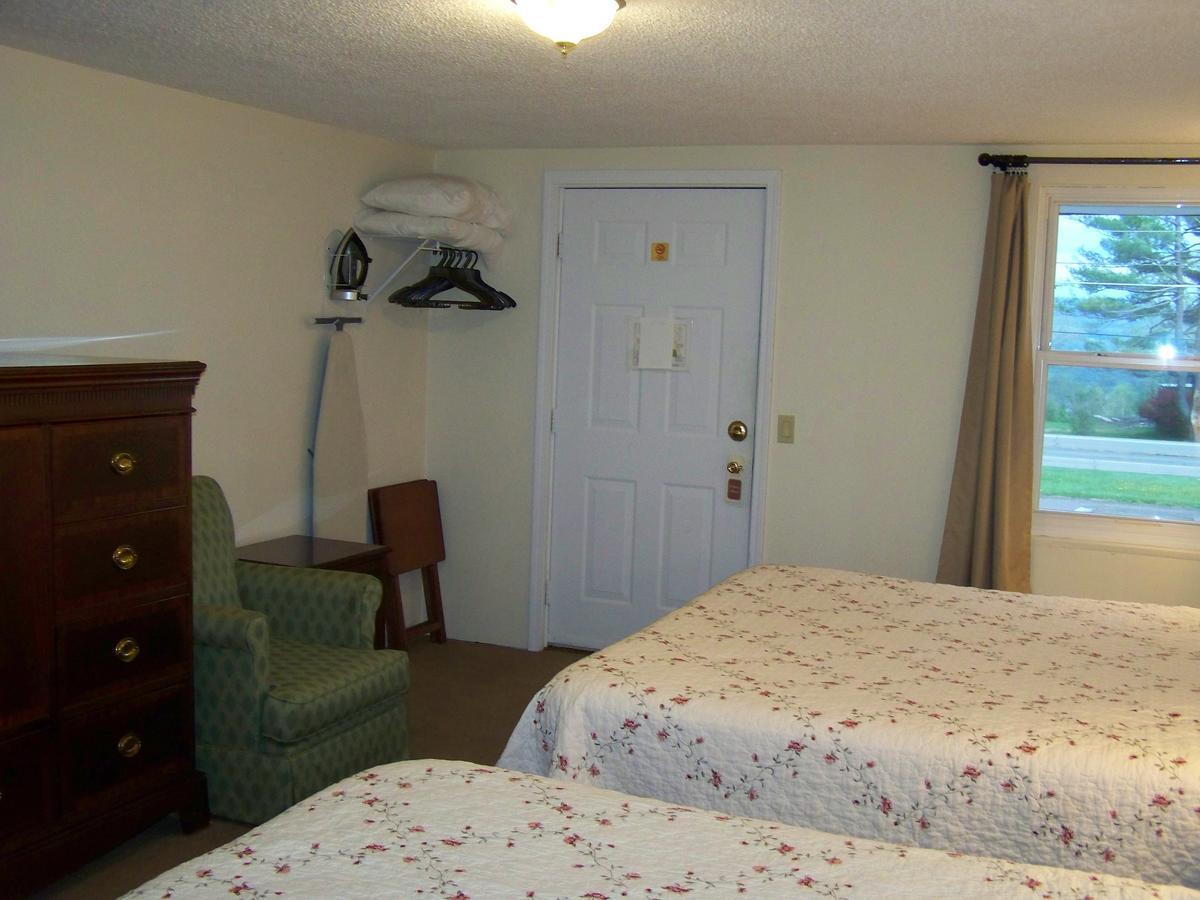 Golden Knight Inn And Suites Rock Stream Extérieur photo