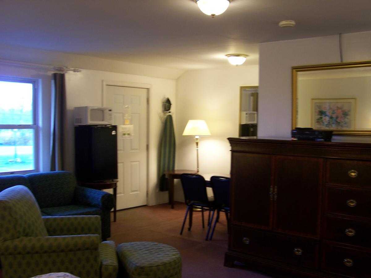 Golden Knight Inn And Suites Rock Stream Extérieur photo