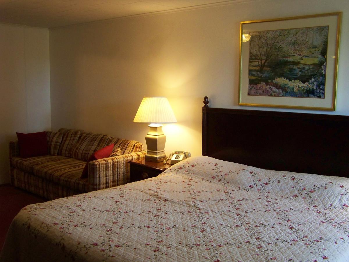 Golden Knight Inn And Suites Rock Stream Extérieur photo