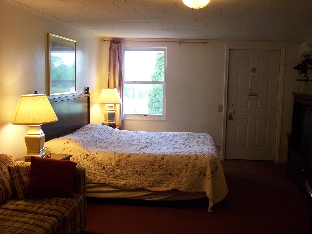 Golden Knight Inn And Suites Rock Stream Extérieur photo