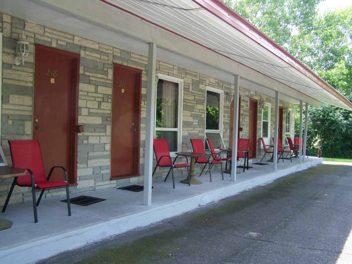 Golden Knight Inn And Suites Rock Stream Extérieur photo