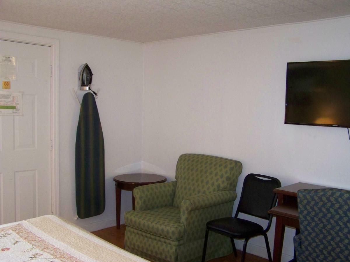 Golden Knight Inn And Suites Rock Stream Extérieur photo