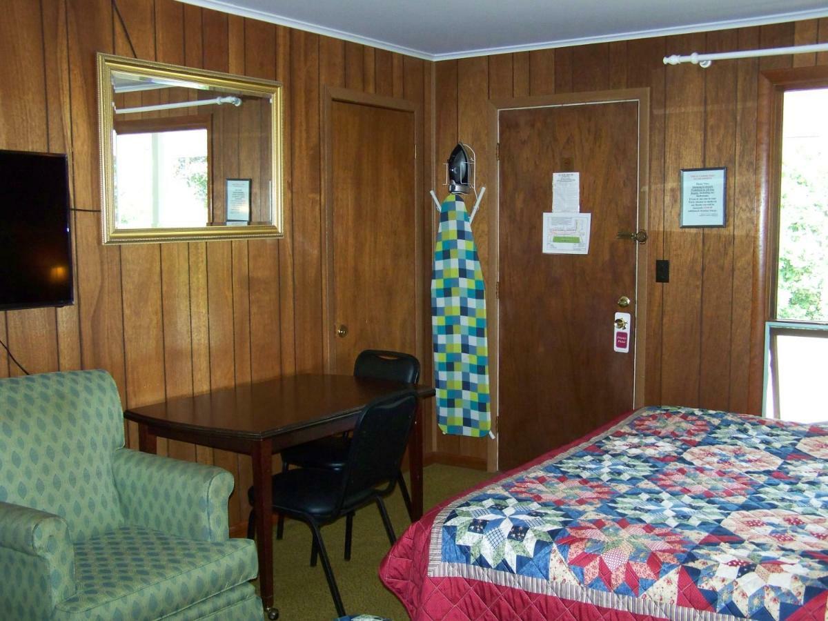 Golden Knight Inn And Suites Rock Stream Extérieur photo
