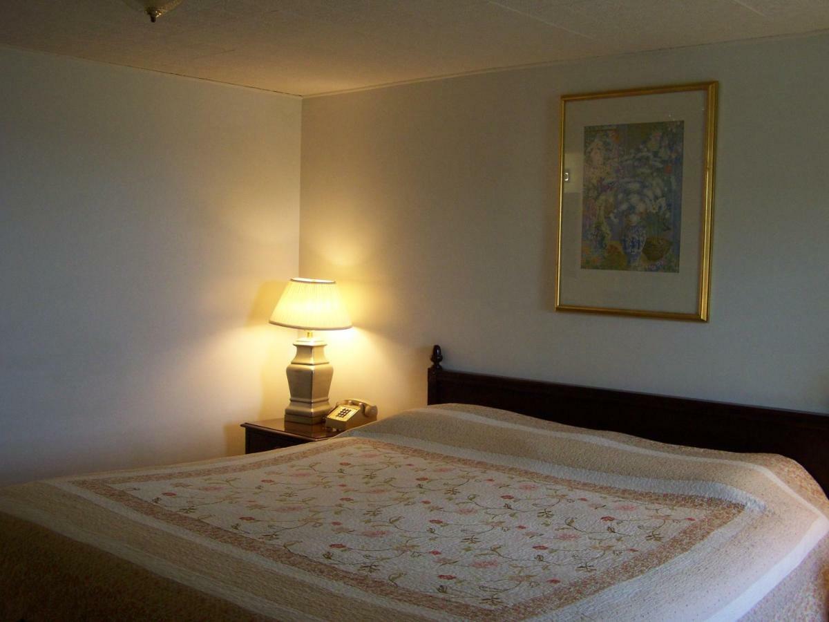 Golden Knight Inn And Suites Rock Stream Extérieur photo