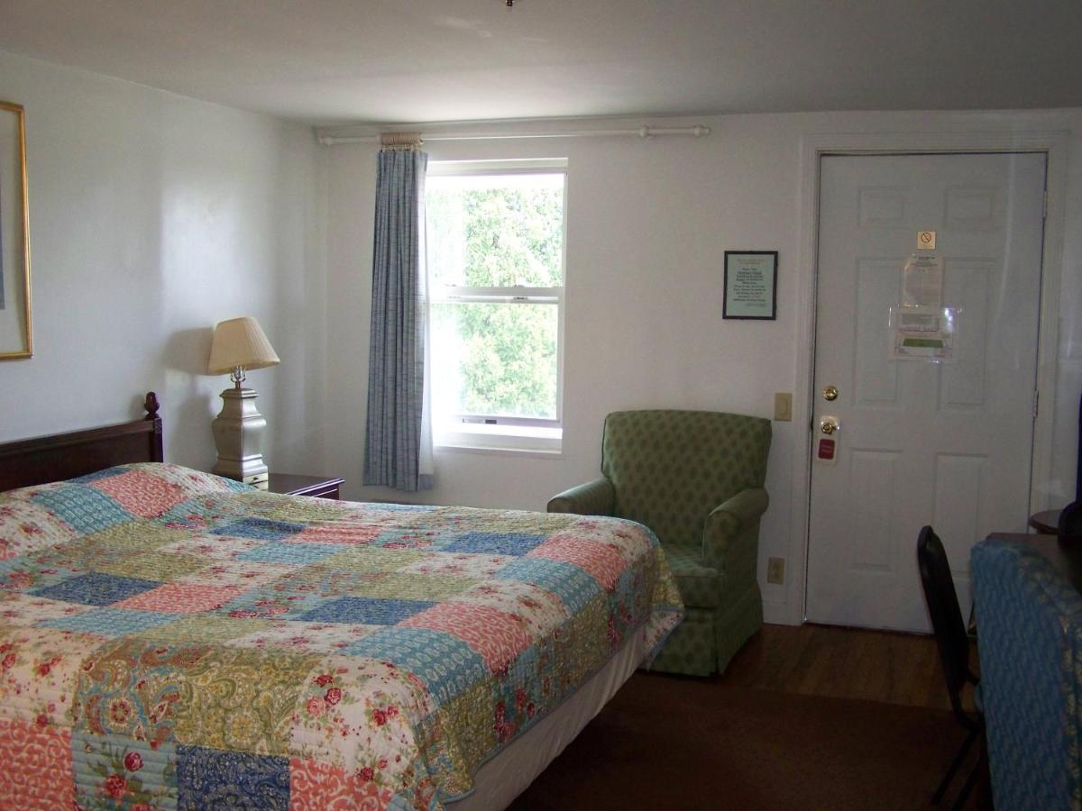 Golden Knight Inn And Suites Rock Stream Extérieur photo